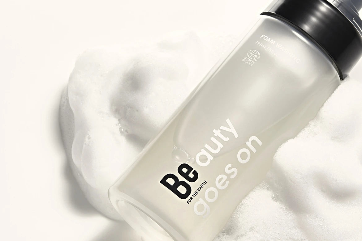 植物の豊かな香りに包まれて。
洗う・潤すが
ひとつになった泡洗顔